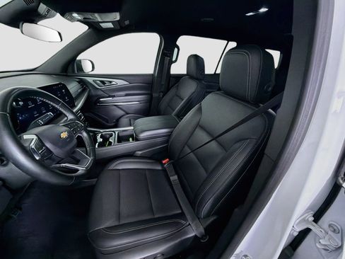 Used 2025 Chevrolet Traverse LT FWD image 13