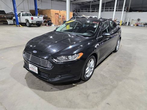 Used 2014 Ford Fusion SE FWD image 2
