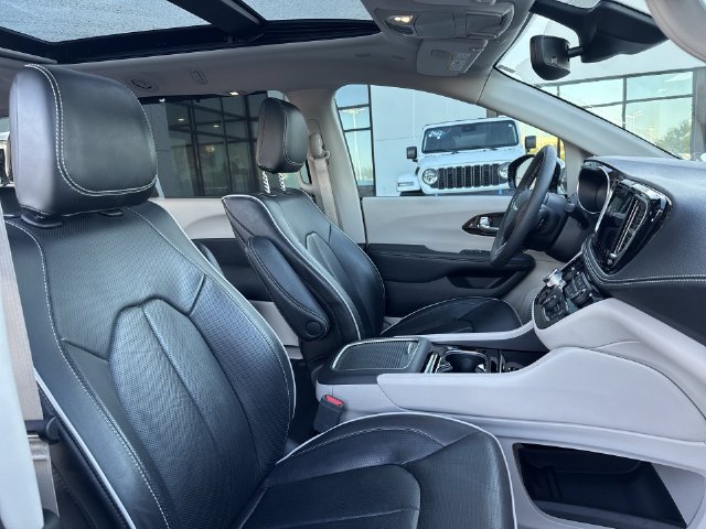 Used 2023 Chrysler Pacifica Limited w/ Uconnect Theater Family Group AWD/4WD image 17