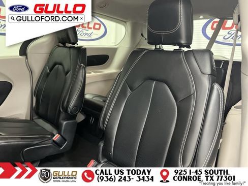 Used 2023 Chrysler Pacifica Touring-L FWD image 14