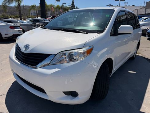 Used 2014 Toyota Sienna LE image 6