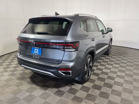Used 2025 Volkswagen Taos SE AWD/4WD image 7