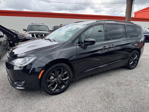 Used 2019 Chrysler Pacifica Touring-L Plus w/ Advanced Safetytec Group FWD image 2