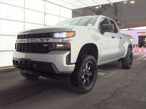 Used 2020 Chevrolet Silverado 1500 Custom w/ Custom Value Package image 3