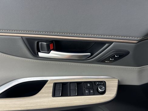 New 2024 Toyota Venza Limited image 16