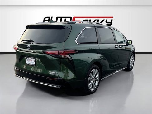 Used 2024 Toyota Sienna Platinum image 7