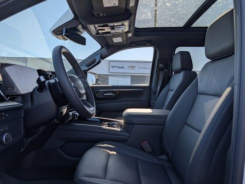 Used 2026 Chevrolet Suburban Z71 w/ Comfort Package image 8