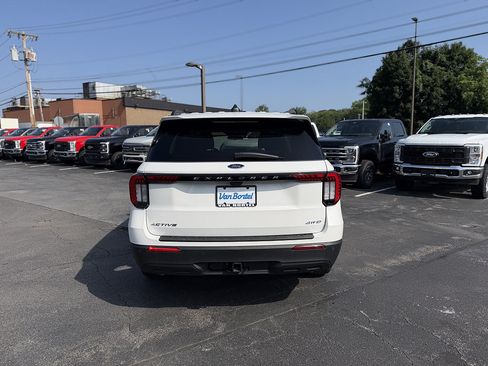 Used 2026 Ford Explorer Active AWD/4WD image 5