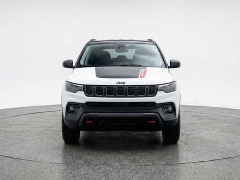 Used 2025 Jeep Compass Trailhawk AWD/4WD image 2