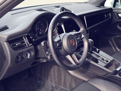 Certified 2023 Porsche Macan image 4