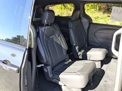 Certified 2020 Chrysler Pacifica Touring-L w/ Advanced Safetytec Group image 24