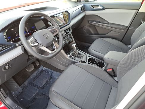 Used 2024 Volkswagen Taos SE image 15