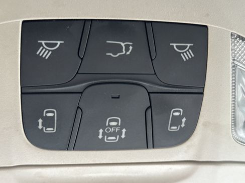 Used 2019 Chrysler Pacifica Touring-L image 23