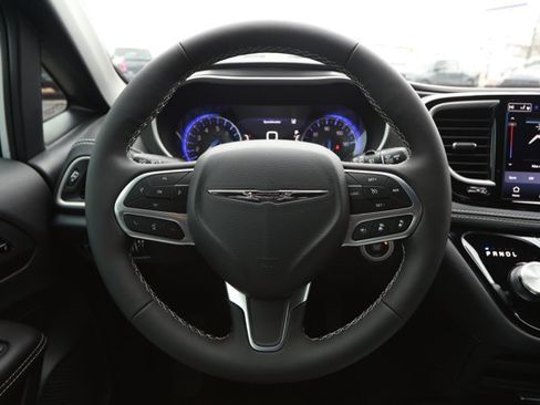New 2026 Chrysler Pacifica Select image 11