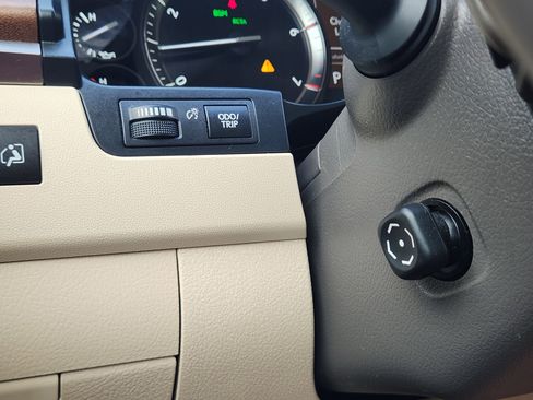 Used 2020 Lexus LX 570 4WD w/ Luxury Package image 26