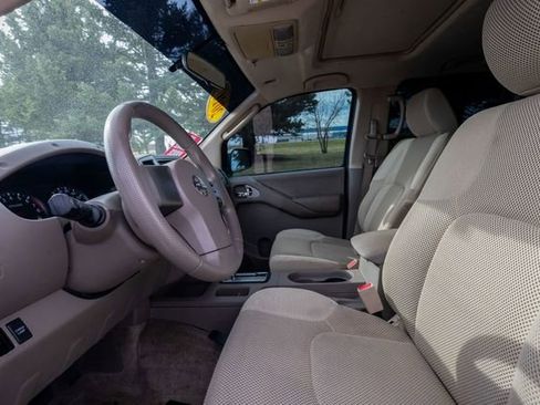 Used 2010 Nissan Frontier SE w/ Moonroof Pkg AWD/4WD image 11