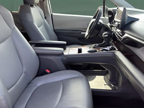 Used 2021 Toyota Sienna XLE AWD/4WD image 16