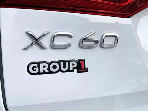 Used 2022 Volvo XC60 B5 Momentum image 32