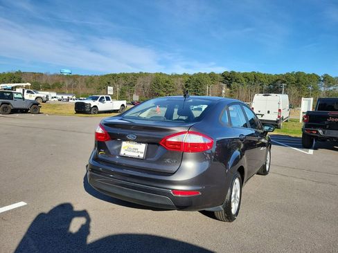 Used 2017 Ford Fiesta SE image 3