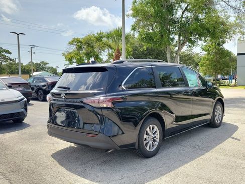 New 2026 Toyota Sienna LE FWD image 4