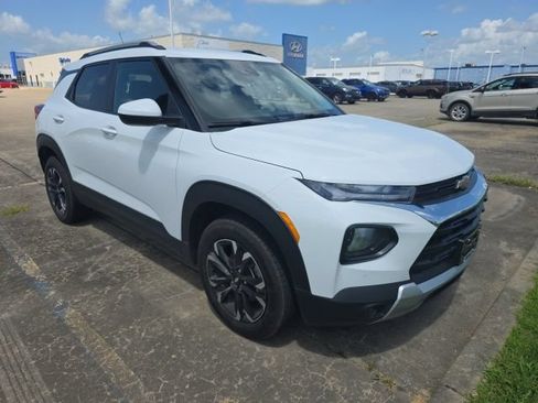 Used 2021 Chevrolet TrailBlazer LT AWD/4WD image 2