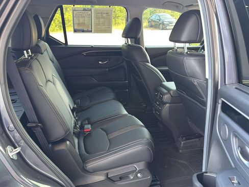 Used 2025 Honda Pilot EX-L image 12