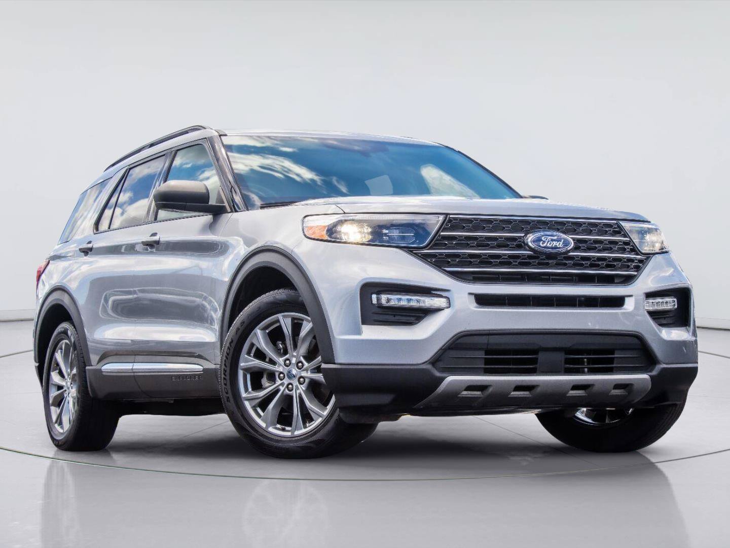 Certified 2021 Ford Explorer XLT w/ Equipment Group 202A RWD image 2