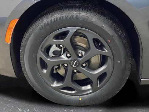 Used 2022 Chrysler Pacifica Touring-L w/ S Appearance Package image 36