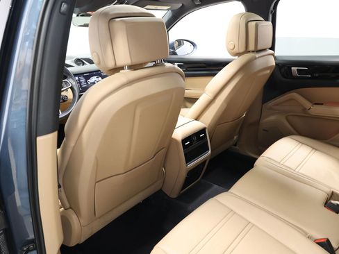 Used 2019 Porsche Cayenne E-Hybrid Sport Utility 4D image 60