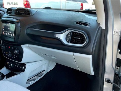 Used 2019 Jeep Renegade Latitude w/ Popular Equipment Group image 16