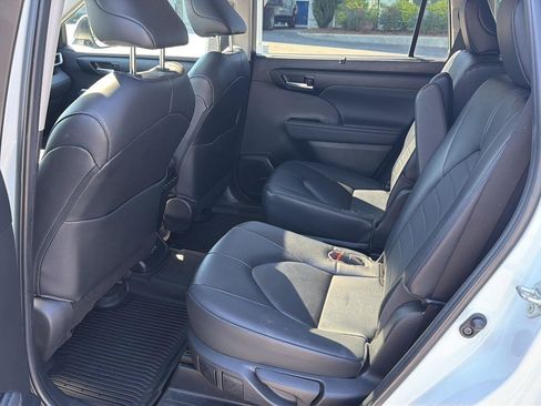 Used 2023 Toyota Highlander XLE FWD image 11
