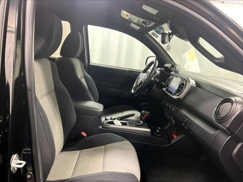 Used 2022 Toyota Tacoma TRD Off-Road image 11