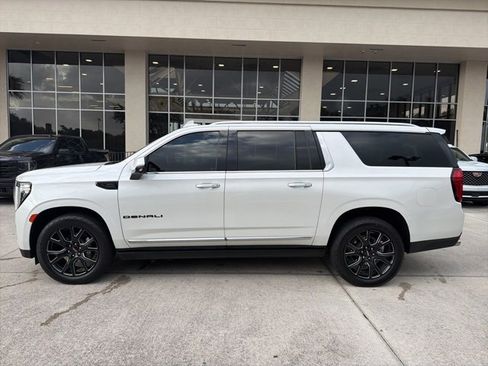 Used 2023 GMC Yukon XL Denali image 3