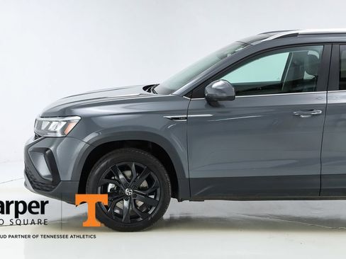 Used 2023 Volkswagen Taos SE w/ Panoramic Sunroof Package FWD image 3