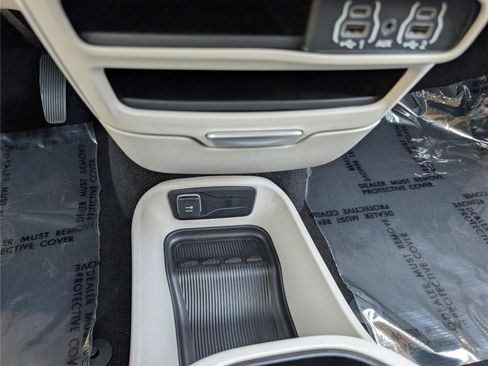 Used 2023 Chrysler Pacifica Touring-L FWD image 25