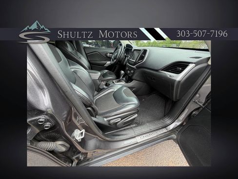 Used 2018 Jeep Cherokee Latitude Plus w/ Cold Weather Group AWD/4WD image 16