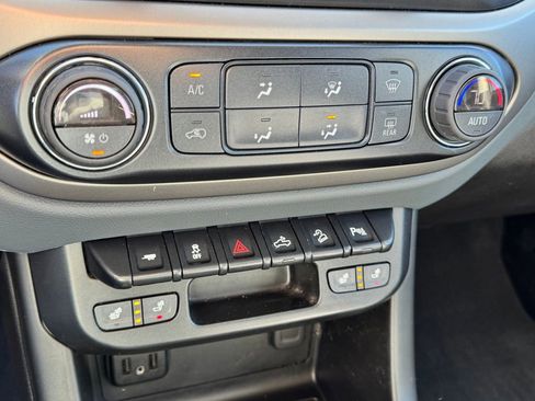 Used 2022 Chevrolet Colorado Z71 AWD/4WD image 23