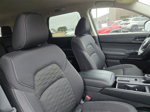 Used 2025 Nissan Pathfinder SV image 21