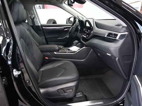 New 2026 Toyota Highlander Platinum AWD/4WD image 6