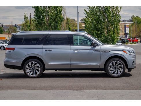 Used 2024 Lincoln Navigator L 4WD image 2
