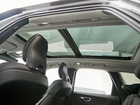 Certified 2025 Volvo XC60 B5 Plus AWD/4WD image 21
