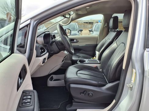 Used 2024 Chrysler Pacifica Touring-L image 21