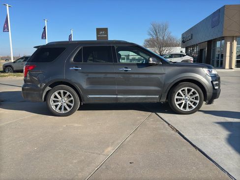 Used 2017 Ford Explorer Limited image 7