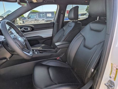 Used 2025 Jeep Compass Limited image 26