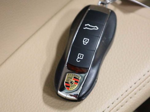 Certified 2024 Porsche Macan image 43