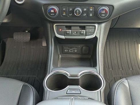 Used 2024 GMC Terrain SLT w/ Infotainment Package II FWD image 19
