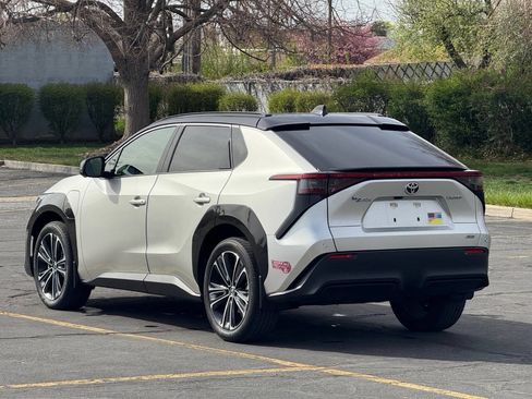 Used 2023 Toyota bZ4X AWD image 7