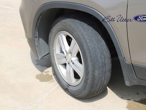 Used 2021 Chevrolet Trax LS w/ Tint and Cruise Package AWD/4WD image 9