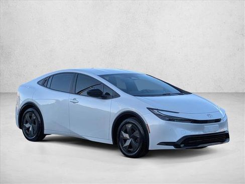 Used 2024 Toyota Prius LE image 3