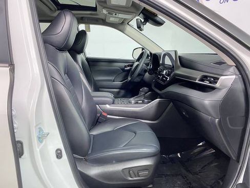 Certified 2024 Toyota Highlander XLE AWD/4WD image 9